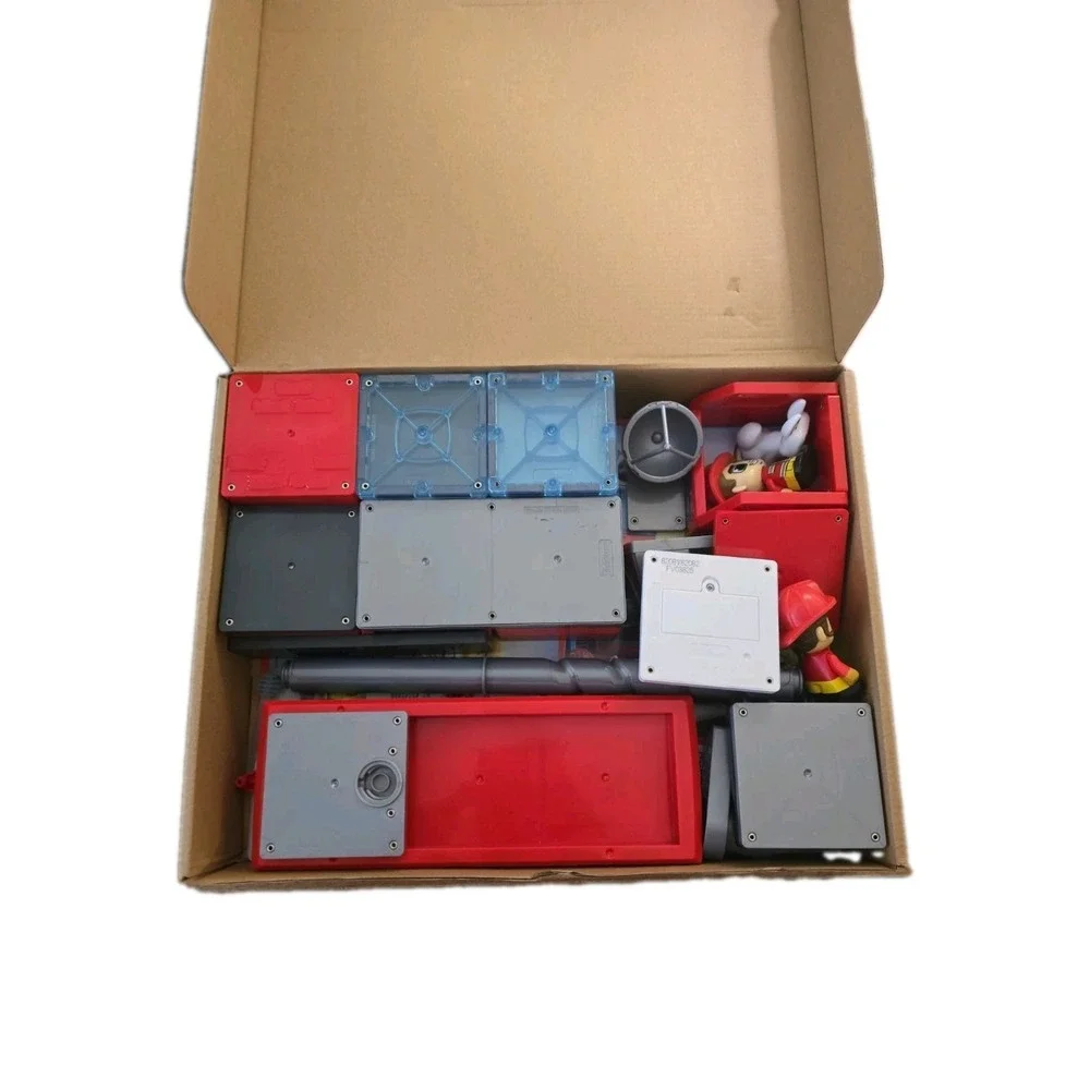 Tile Town Fire Station Magnetic Tiles Playset w/ 2 Figures - Building